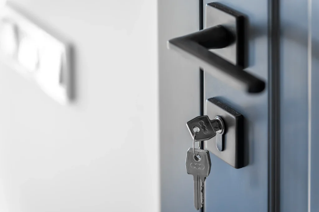 Puerta de seguridad instalada en una vivienda del Baix Llobregat